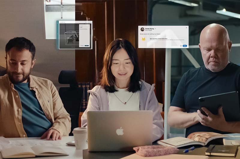 Trois personnes utilisant des ordinateurs portables, des livres et des tablettes, avec des graphiques d’interface numérique au-dessus d’eux, symbolisant la collaboration digitale et l’apprentissage moderne.