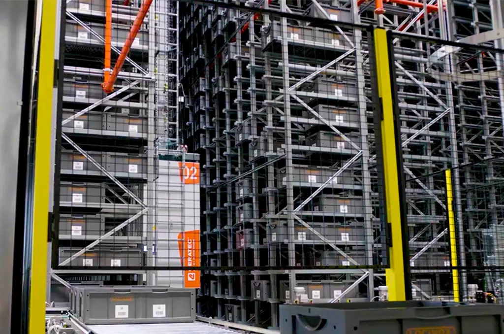 Équipement de système automatisé de stockage et de récupération (AS/RS) entouré de dispositifs de protection des machines.