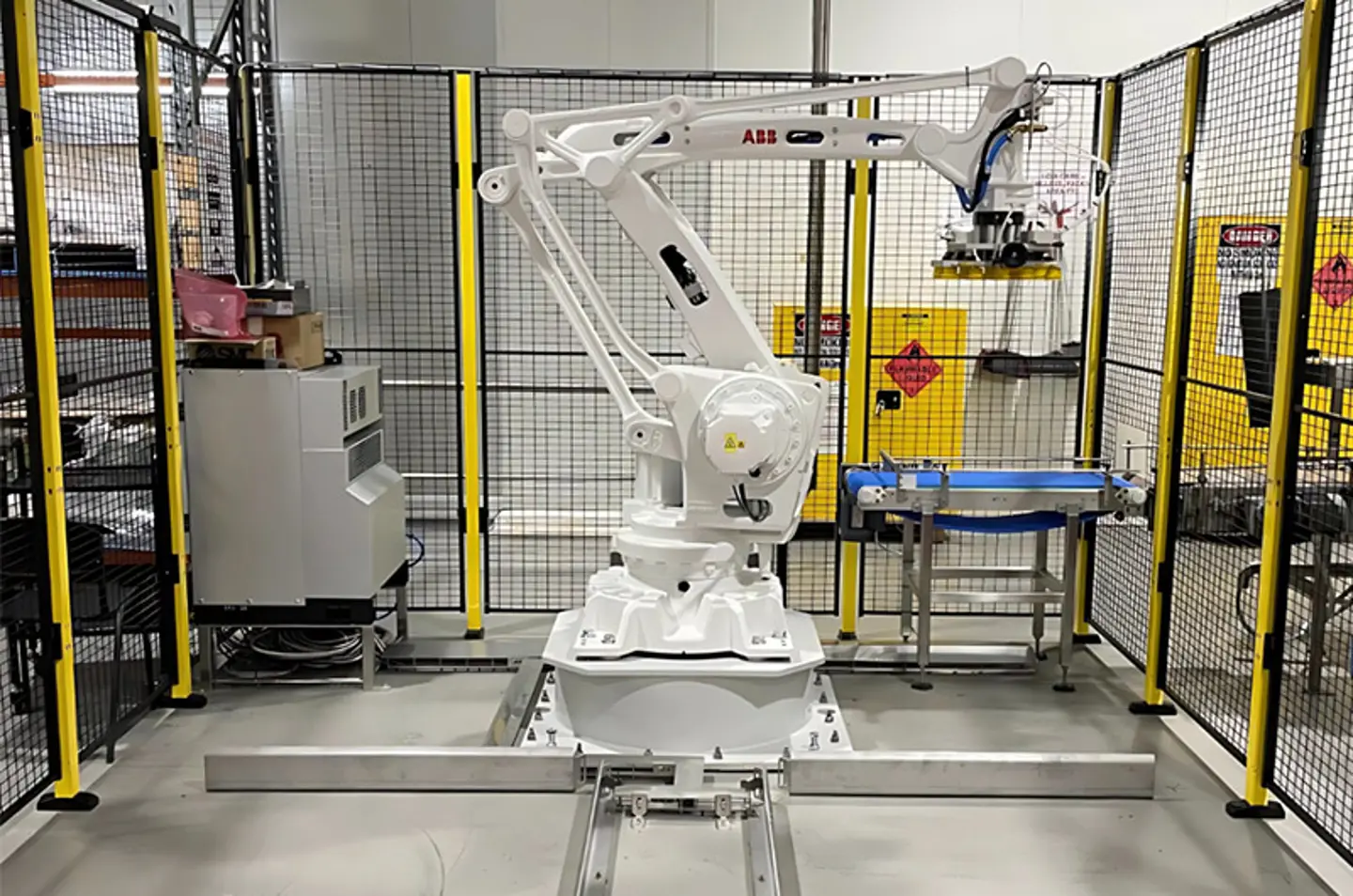 Palettiseur et dépalettiseur robotiques industriels manipulant des marchandises sur une ligne de convoyeurs.